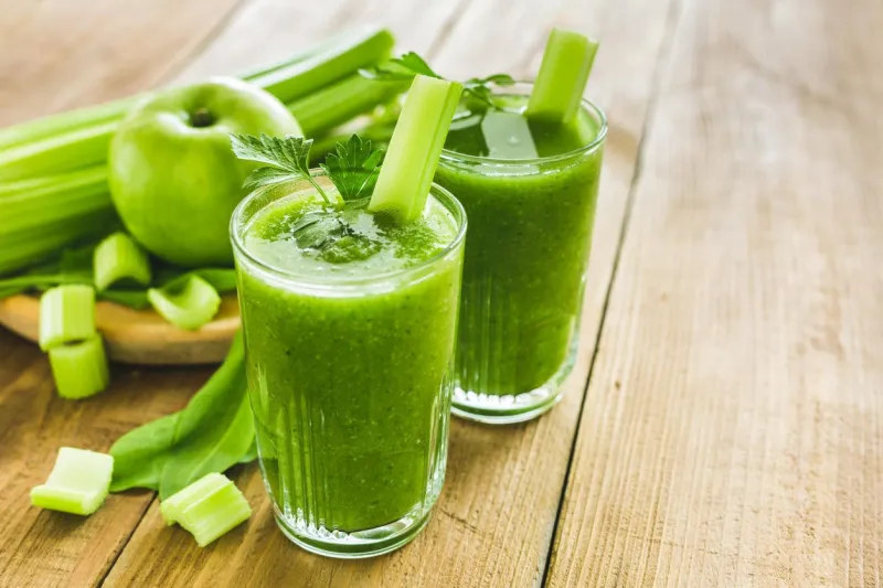 smoothie vert avec céleri, épinards et pomme dans deux verres