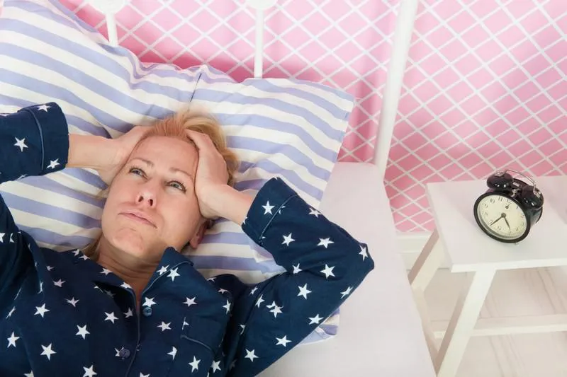 femme blonde d'âge mûr avec insomnie