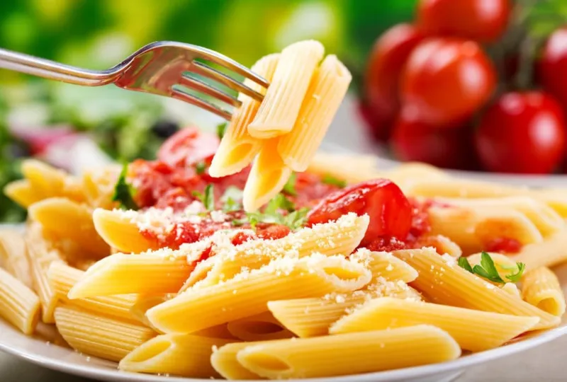 assiette de penne à la sauce tomate