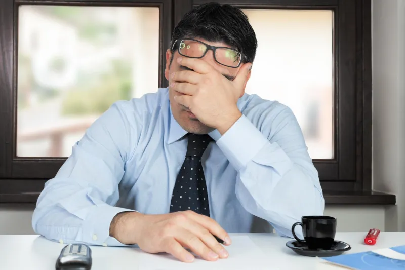 homme au bureau désespéré