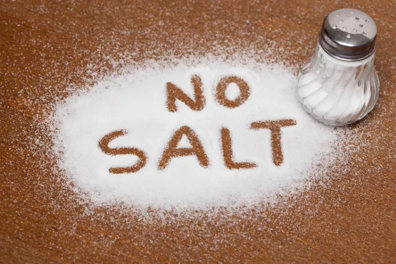 sel écrit sur le comptoir dans les sels renversés du shaker