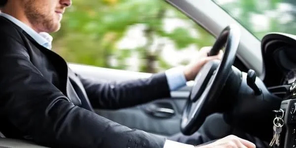 homme au volant de sa voiture