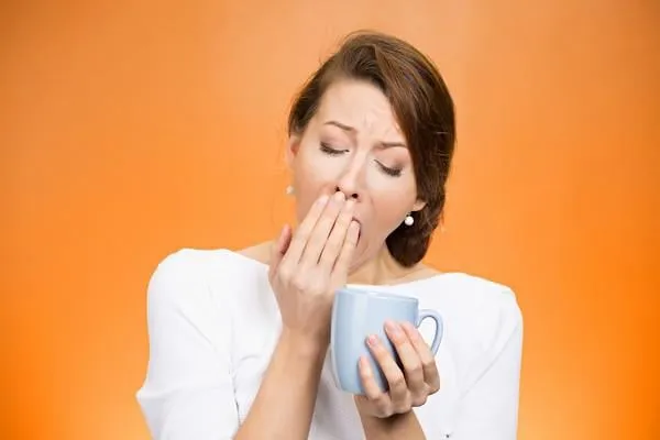 portrait très fatigué tomber endormi femme bâillante employé tenant tasse café lutte pas écrasé rester éveillé garder les yeux ouverts isolé fond orange expression du visage humain, se sentir émotion réaction