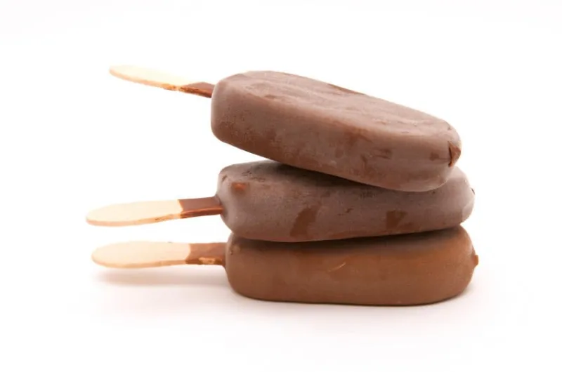composition de sucettes de crème glacée isolé sur blanc