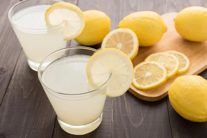 limonade avec du citron frais tranche sur la table en bois