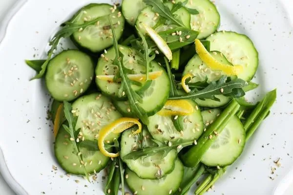 salade verte au concombre, roquette et zeste de citron, gros plan