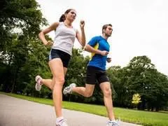 photo de faible angle de jeune couple jogging en plein air dans le parc