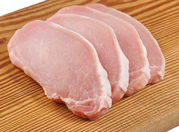 viande, porc, tranches de longe de porc sur planche de bois et fond blanc