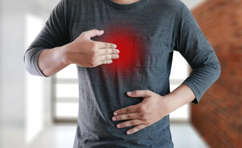 homme avec reflux acide symptomatique, souffrant de reflux acide