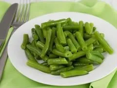 haricots verts bouillis sur la plaque blanche