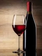 verre à vin et bouteille sur un fond en bois