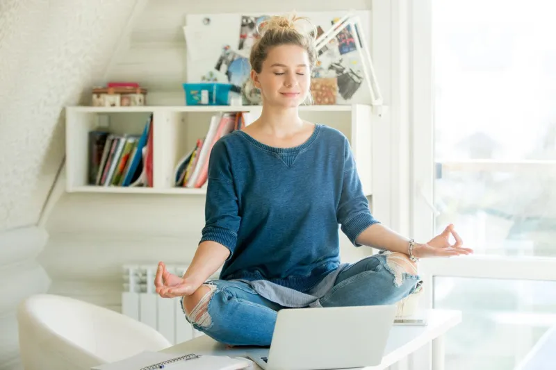 portrait d'une jolie femme sur la table de travail lotus pose photo de motivation