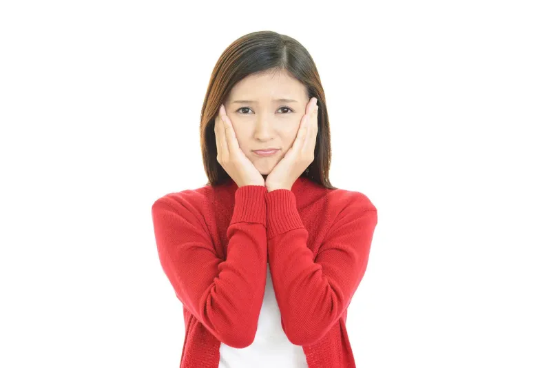 une femme avec un visage déprimé