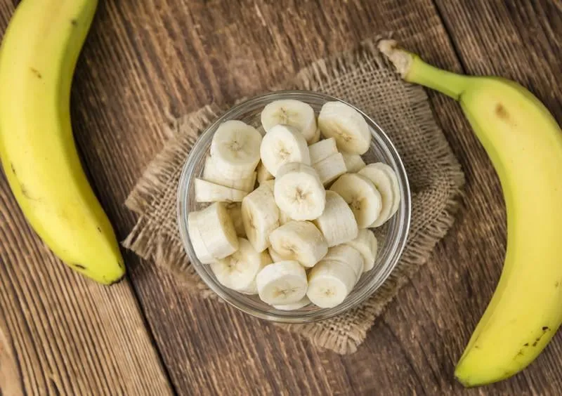 bananes (hachées) sur une vieille table en bois (mise au point sélective)