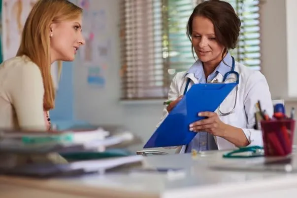 médecin discutant des résultats des tests avec son patient