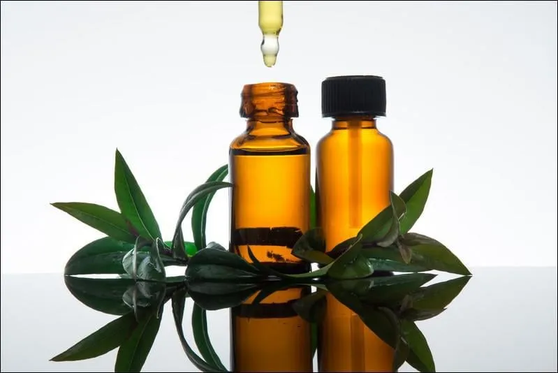 huile essentielle aux feuilles de myrte, en bouteille de verre ambré, horizontale