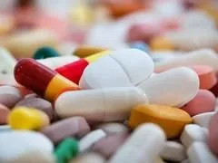 tas de fond médical de pilules colorées