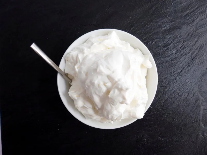 crème sur ardoise dans un bol blanc