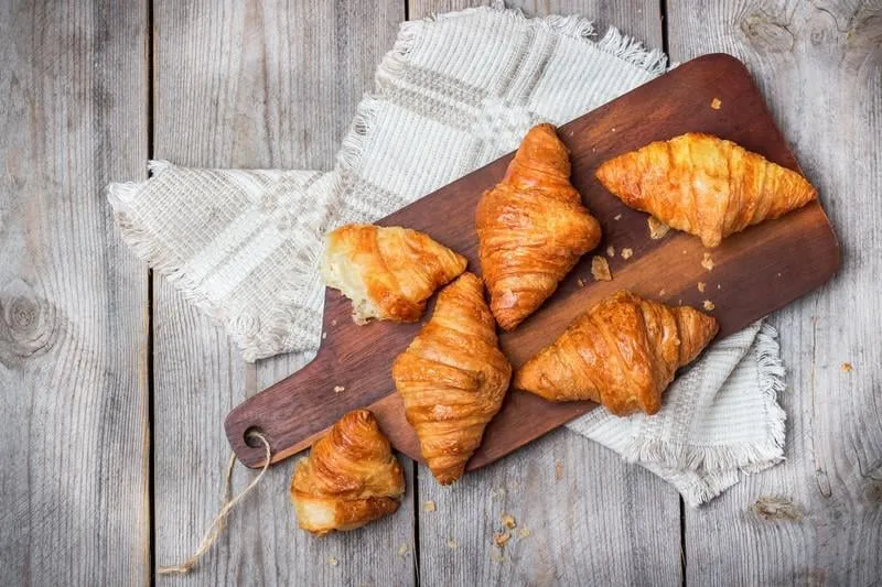 nourriture et boisson, concept de la vie toujours croissants frais pour le petit déjeuner sur une table en bois rustique mise au point sélective, vue de dessus