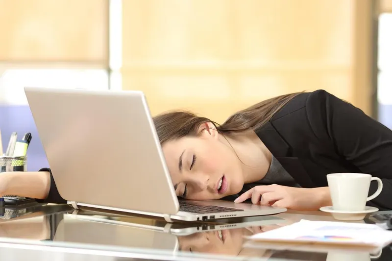 femme d'affaires fatigué et fatigué, dormir sur un ordinateur portable dans un bureau au travail dans son bureau