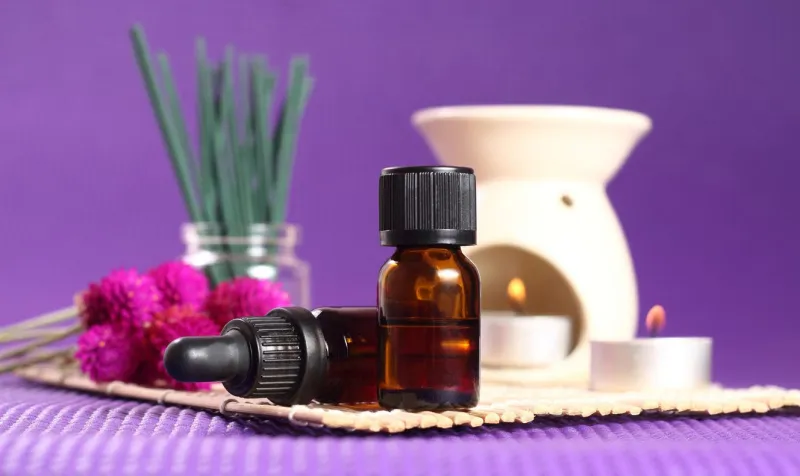 2 bouteilles d'huile essentielle, brûleur d'aromathérapie et bougies vont spa