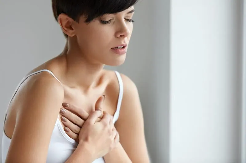 douleur dans la poitrine femme souffrant de sentiment douloureux dans le portrait du corps de la belle femelle ayant une crise cardiaque, tenant la main sur son problème de santé thoracique et le concept de soins de santé image haute résolution