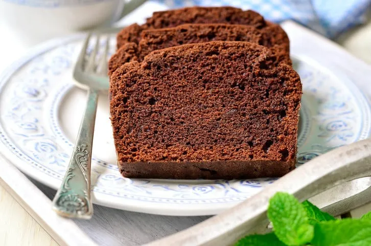 gâteau de banane au chocolat pour un petit déjeuner sur un plateau en bois