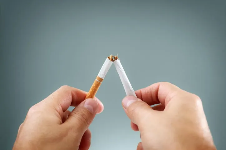 casser une cigarette dans la moitié du concept pour arrêter de fumer et de saines habitudes de vie