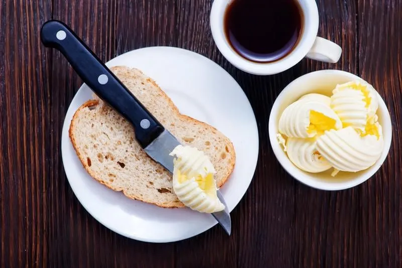 pain et beurre pour le petit déjeuner, le petit déjeuner sur une table