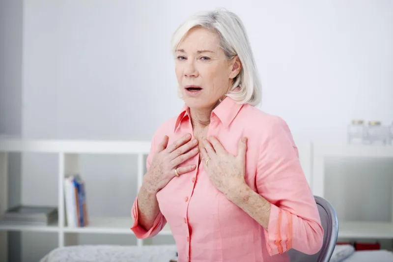 femme senior avec des difficultés respiratoires