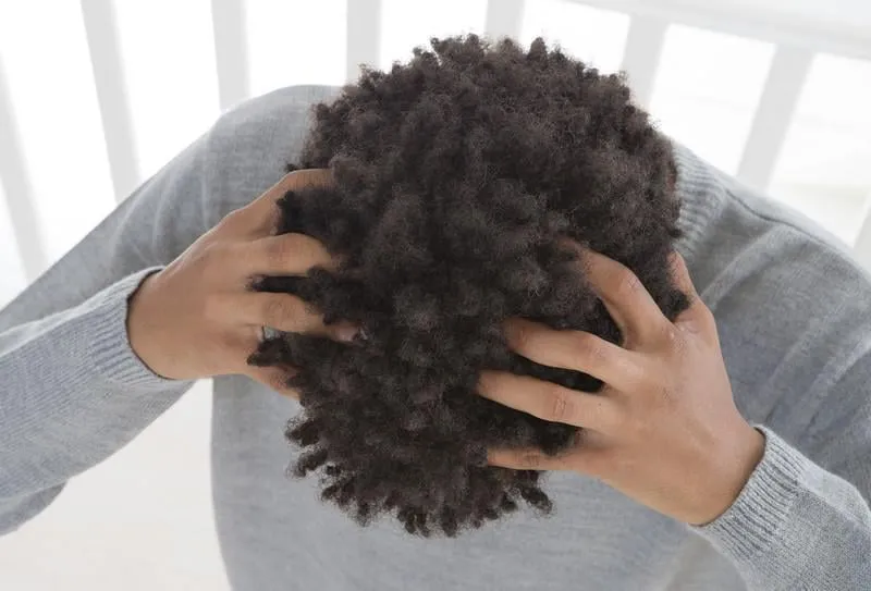 homme se grattant la tête