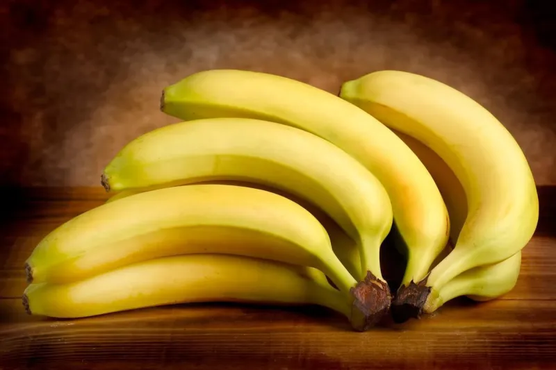 bananes sur fond sombre