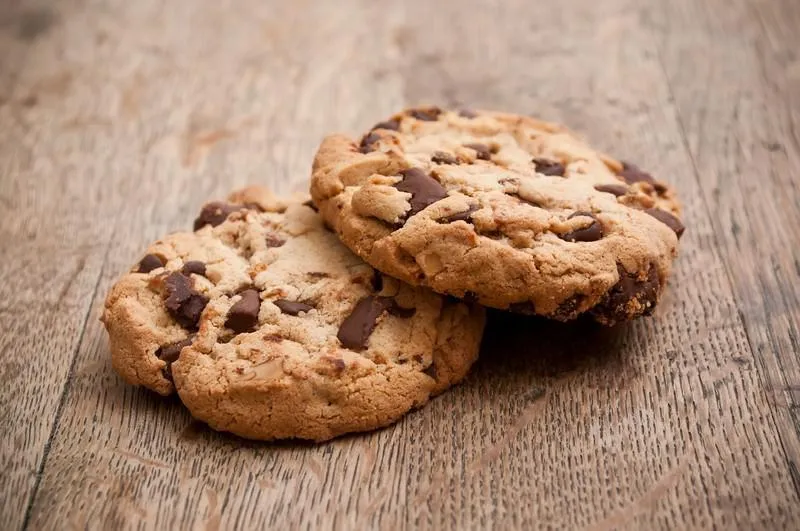 cookies sur vieille table en bois