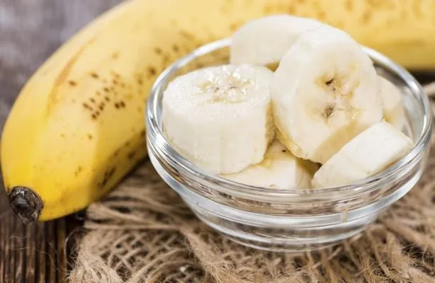 morceaux de banane dans un bol (gros plan) avec des fruits frais