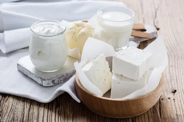produits laitiers biologiques sur le fromage de table rustique en bois, lait, beurre, crème sure