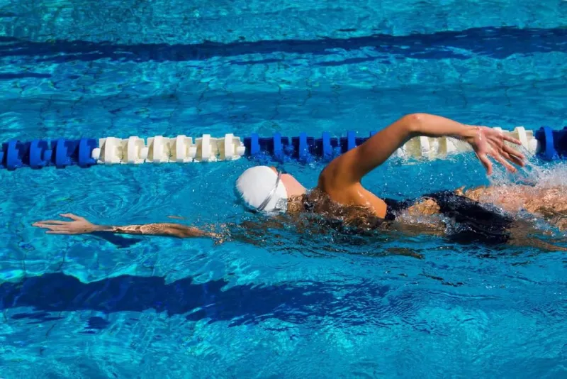 nageur professionnel dans la piscine journée ensoleillée d'été