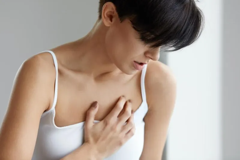 femme dans la douleur belle jeune femme sentiment forte forte douleur chez la fille de la poitrine souffrant de sensation de poumon douloureux ou ayant une crise cardiaque, tenant la main sur le concept de soins de santé de la poitrine haute résolution