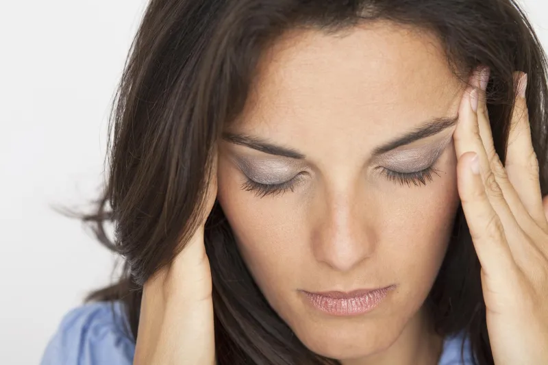 femme avec la migraine