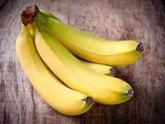 bananes fraîches sur fond en bois