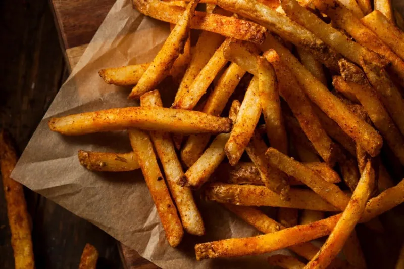 cajun frites assaisonnées avec du ketchup bio