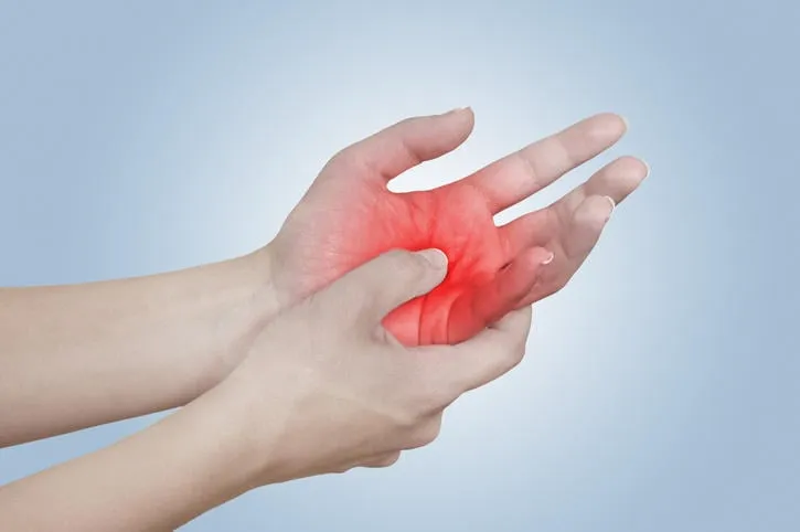 douleur aiguë chez une femme isolement de la main sur une image de manipulation de couleur de fond blanc pour souligner la douleur