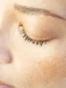 gros plan d'un oeil de femme fermÉ