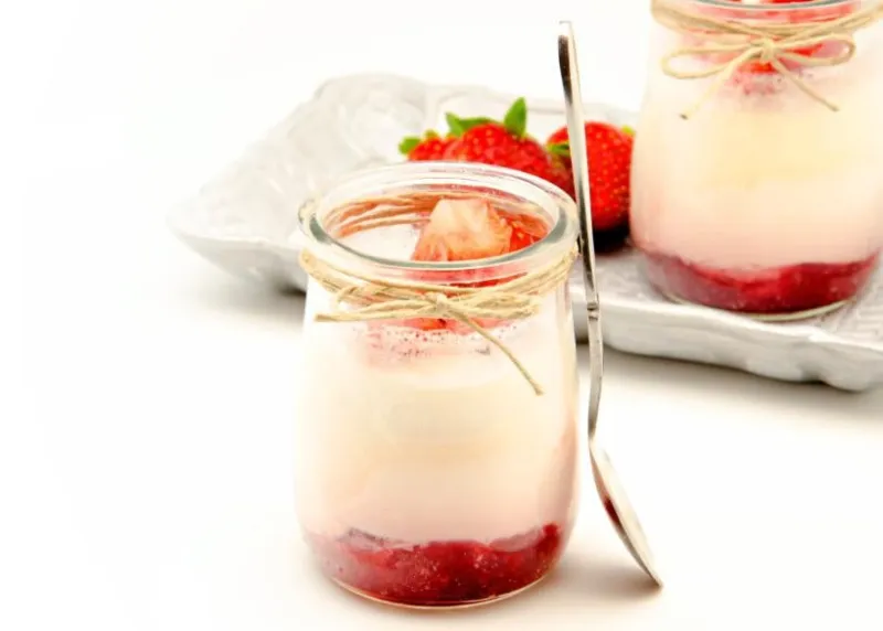 crème au yogourt avec confiture de fraises et