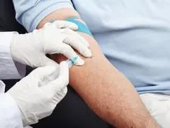 l'homme reçoit une seringue dans le bras pendant le don de sang