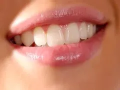 gros plan photo de la bouche et des dents de la femme souriante