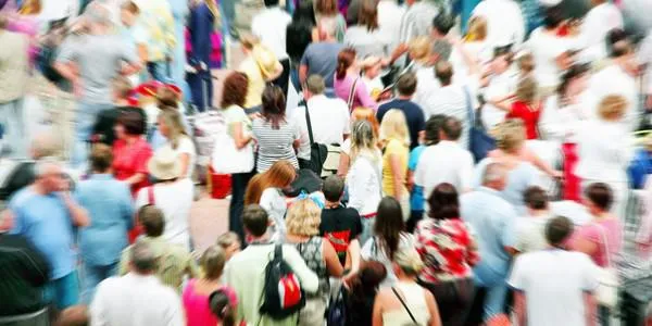 foule de personnes à l'aéroport