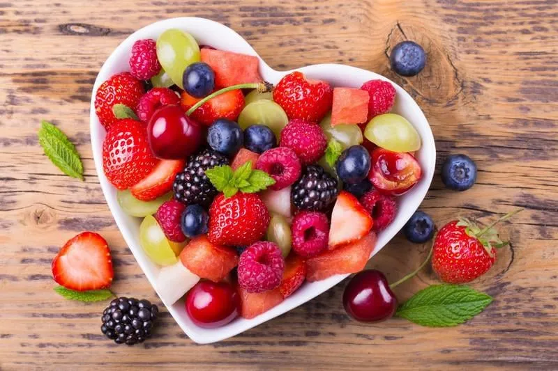 salade de fruits dans un bol en forme de coeur - une alimentation saine