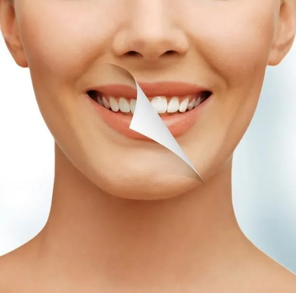 photo de belle femme avec des dents blanches