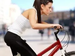 jeune fille sportive vélo à la ville