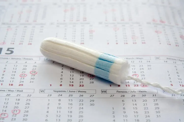 protection de l'hygiène féminine, calendrier rapproché avec des tampons en coton